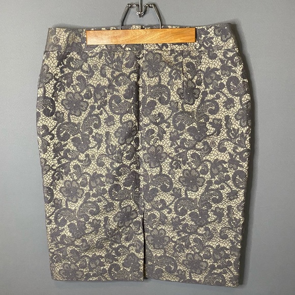 Classy Floral Embroidered Pencil Skirt - Picture 5 of 11